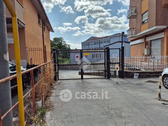 Box/posto auto in residenziale in Via delle Nazioni Unite 10