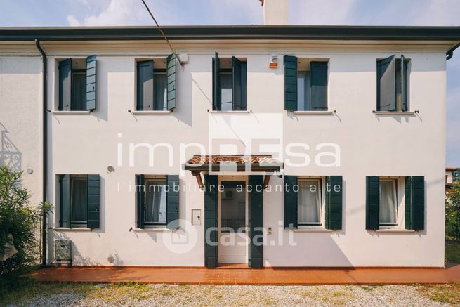 Casa bi/trifamiliare in residenziale in Strada del Mozzato