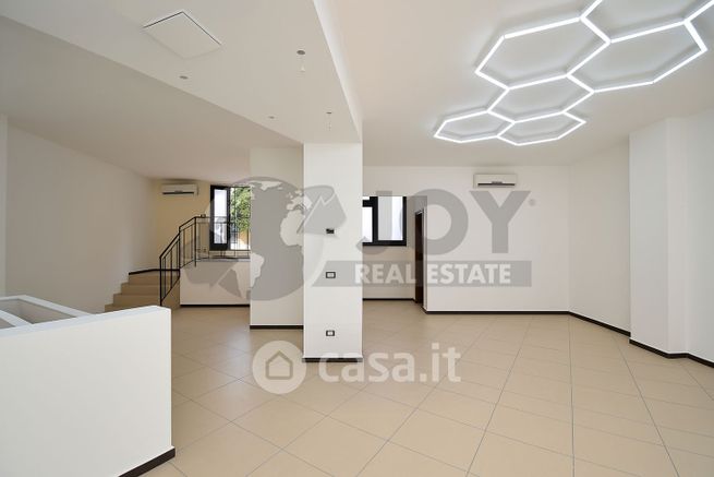 Ufficio in commerciale in Via Emilia 28