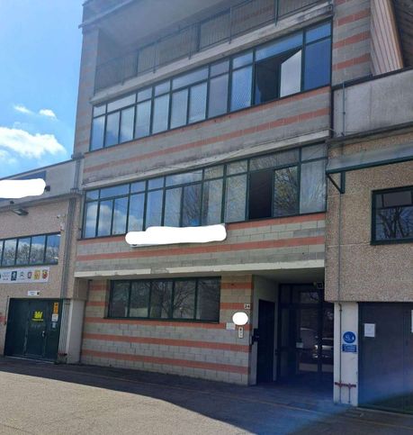 Ufficio in commerciale in Via Damiano Chiesa 24