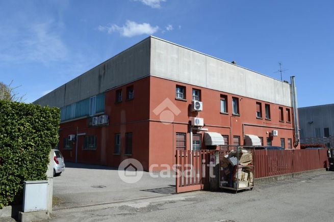 Capannone in commerciale in Via Giuseppe Botteri 3