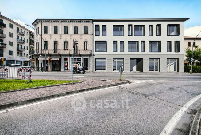 Ufficio in commerciale in Viale Fratelli Cairoli