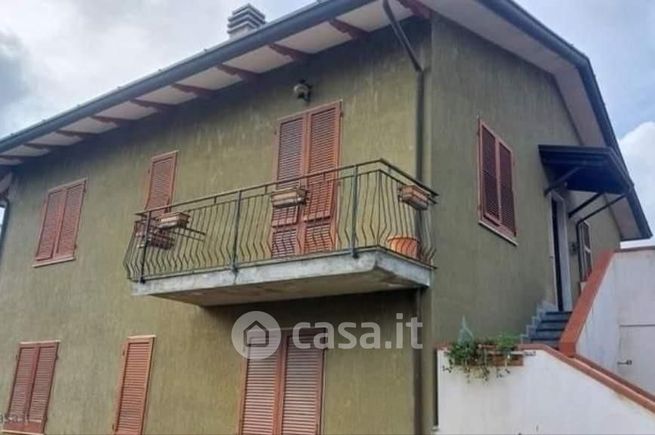 Casa bi/trifamiliare in residenziale in 