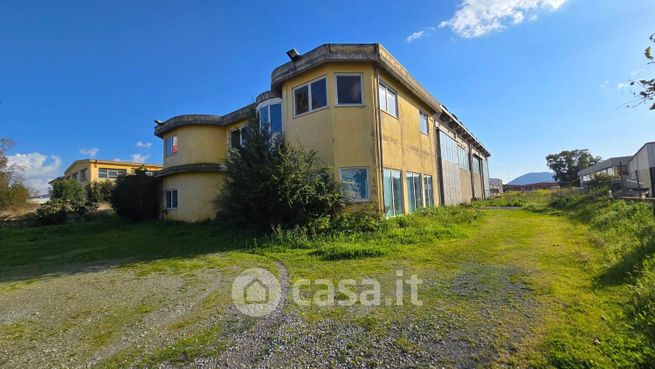 Capannone in commerciale in 