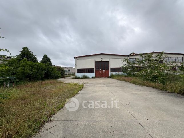 Capannone in commerciale in Via dell'Industria 30