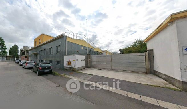 Capannone in commerciale in 