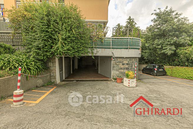 Box/posto auto in residenziale in Salita Cataldi 6 R