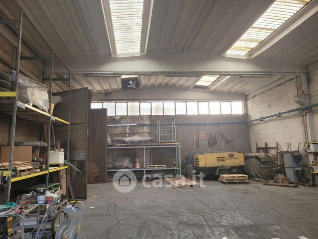 Capannone in commerciale in 