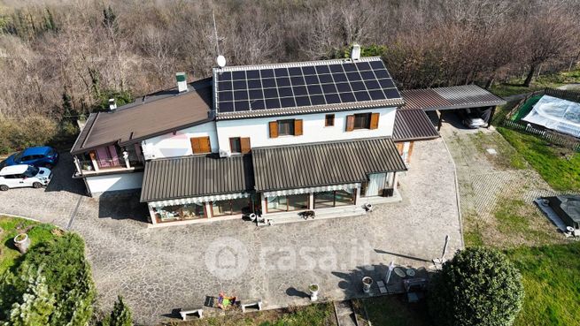 Villa in residenziale in Via Monte Bisbino 30