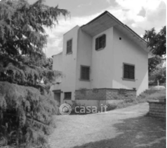 Villa in residenziale in Strada Montagna 1