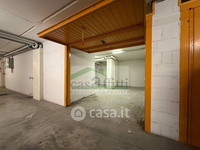 Box/posto auto in residenziale in Via Amendola