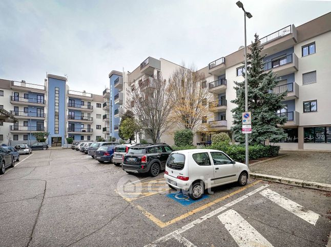 Attività/licenza (con o senza mura) in commerciale in Via Giacomo Puccini 11