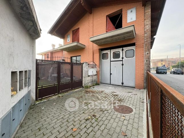 Capannone in commerciale in Via Reisina