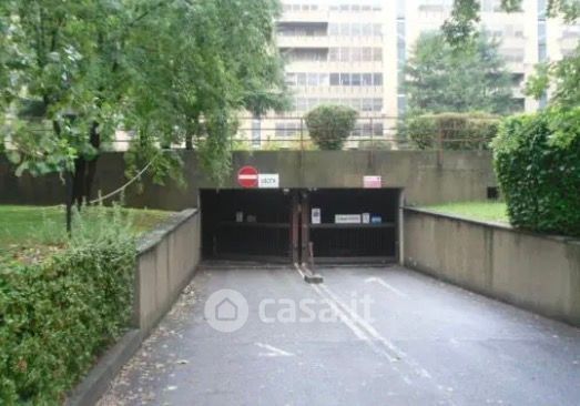 Box/posto auto in residenziale in Via dei Pini 16