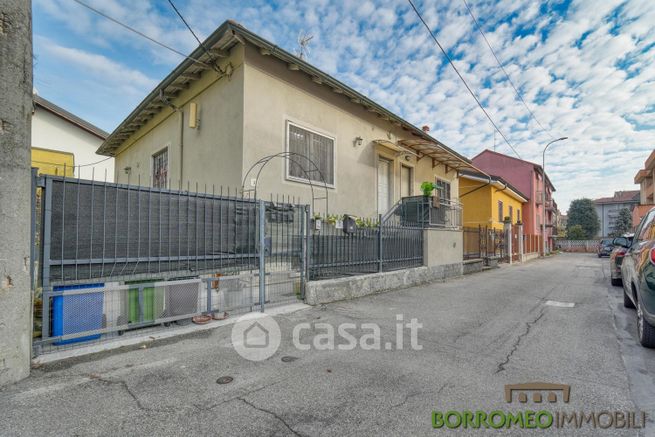 Casa bi/trifamiliare in residenziale in Via Ugo Foscolo 3