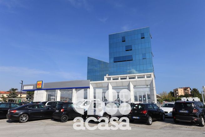 Ufficio in commerciale in Viale della Repubblica 100