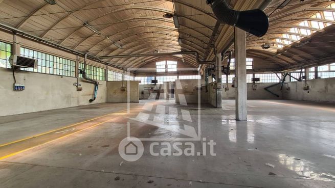 Capannone in commerciale in Via Carlo Zatti 7