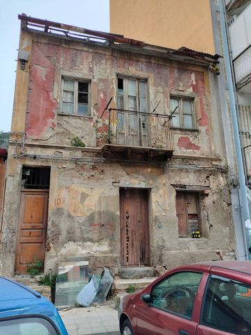 Casa indipendente in residenziale in Via Pietro Castelli 98