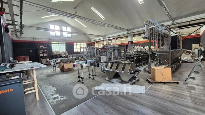 Capannone in commerciale in 