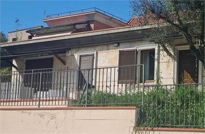Casa indipendente in residenziale in Via P. Volponi
