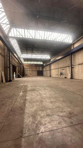 Capannone in commerciale in 