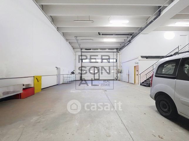 Capannone in commerciale in 