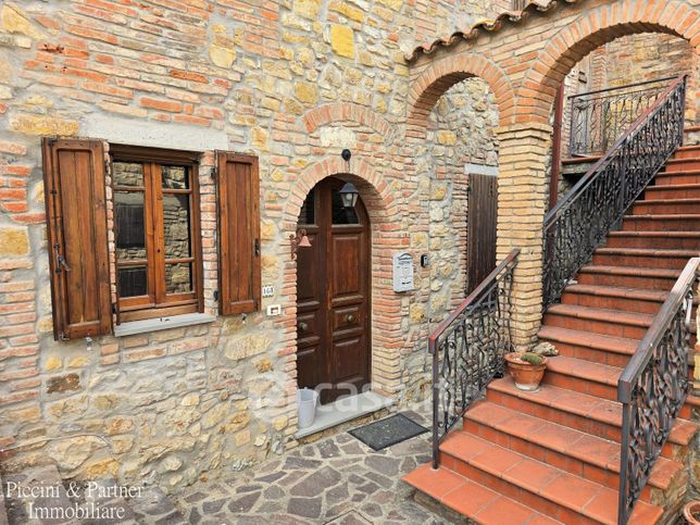 Casa bi/trifamiliare in residenziale in Località Poggetto