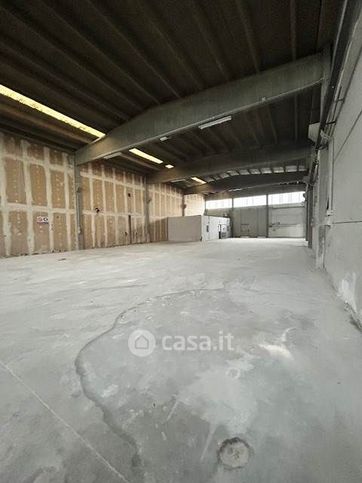 Capannone in commerciale in 
