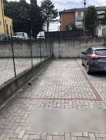 Box/posto auto in residenziale in Via Emore Tirelli