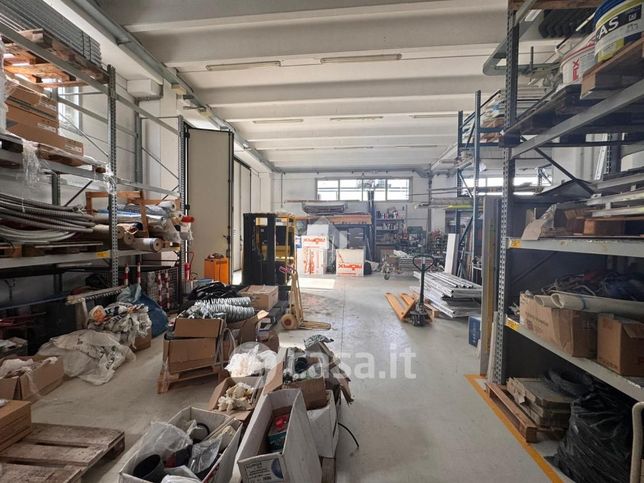 Capannone in commerciale in Viale Austria 10