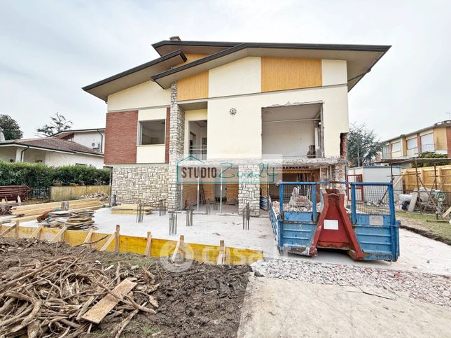Casa bi/trifamiliare in residenziale in 