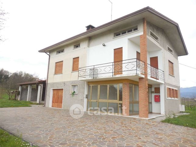Casa indipendente in residenziale in 