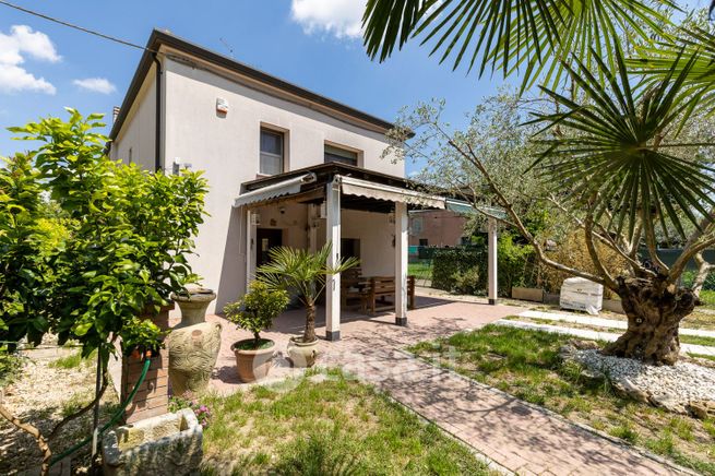 Casa bi/trifamiliare in residenziale in 