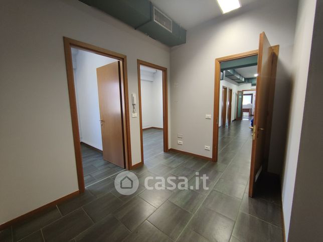 Ufficio in commerciale in Via del Lavoro 8