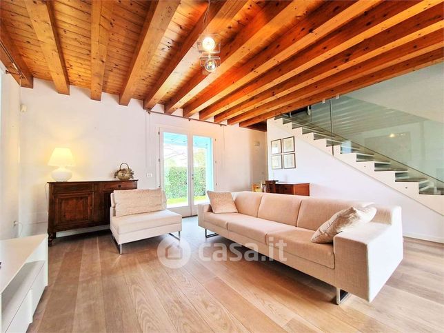 Casa indipendente in residenziale in 