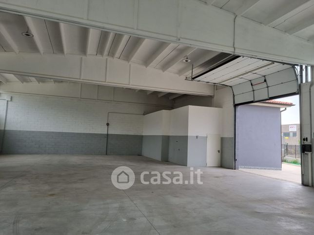 Capannone in commerciale in Via del Lavoro 5