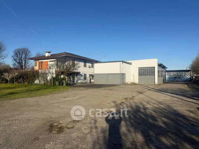 Capannone in commerciale in 