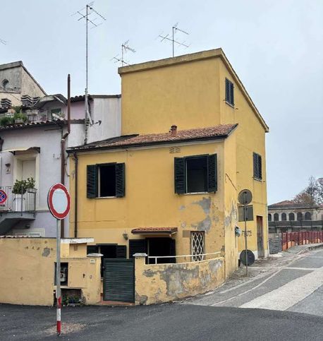 Casa bi/trifamiliare in residenziale in Via Franceschini