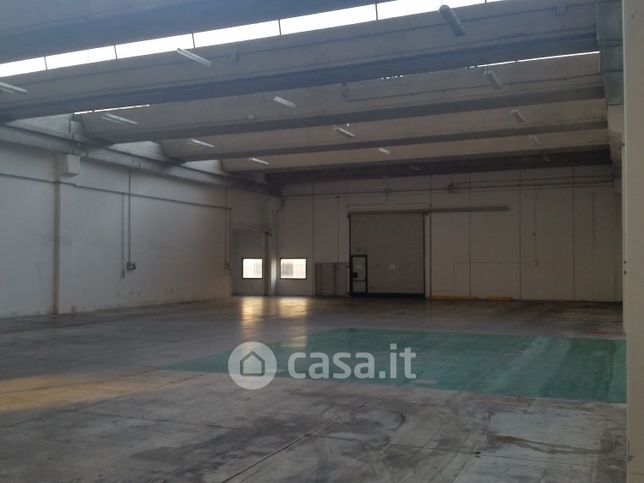 Capannone in commerciale in Via Roma