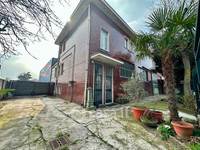 Casa bi/trifamiliare in residenziale in Via Fabio Filzi