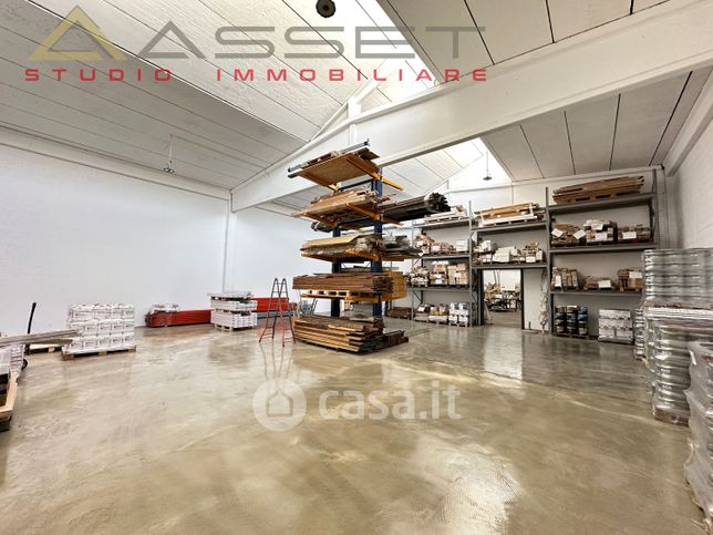 Capannone in commerciale in Via della Resistenza 37