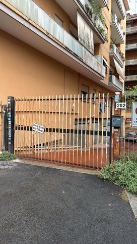 Garage/posto auto in residenziale in Via Lardaria