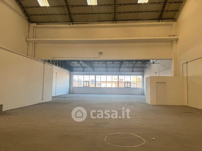 Capannone in commerciale in Via Ferrante Imparato