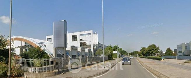 Capannone in commerciale in Via A. B. Sabin