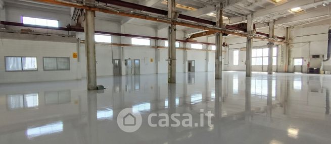 Capannone in commerciale in Via Luigi Cagnola 40
