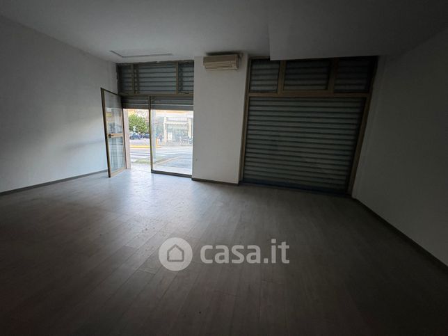 Negozio/locale commerciale in commerciale in Via Pastrengo