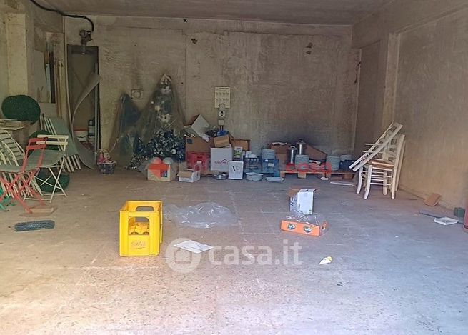 Box/posto auto in residenziale in Via Montello 11
