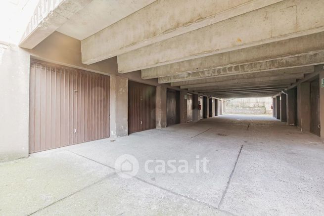 Box/posto auto in residenziale in Via Cristoforo Colombo 7