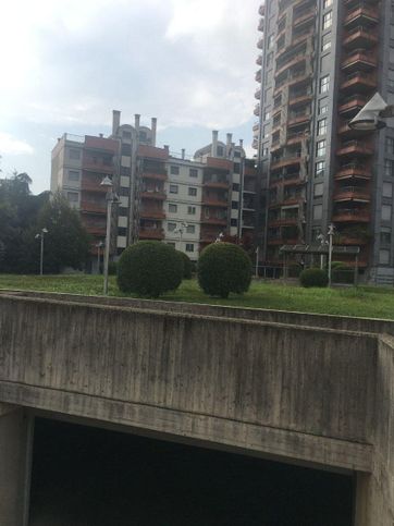 Garage/posto auto in residenziale in Viale Giovanni Suzzani 18