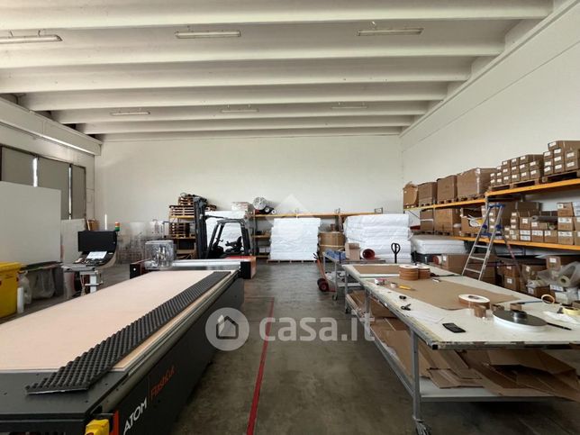 Capannone in commerciale in Via Torino 96